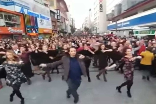 «Τραντάχτηκε» η Σμύρνη: Εκατοντάδες Τούρκοι χορεύουν το πιο συγκινητικό ζεϊμπέκικο για χάρη των Ελλήνων!