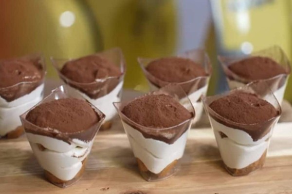 Σοκολατένια «όαση»: Συνταγή για γλυκό ψυγείου με λευκή σοκολάτα και αφράτη κρέμα που λιώνει στο στόμα (video)