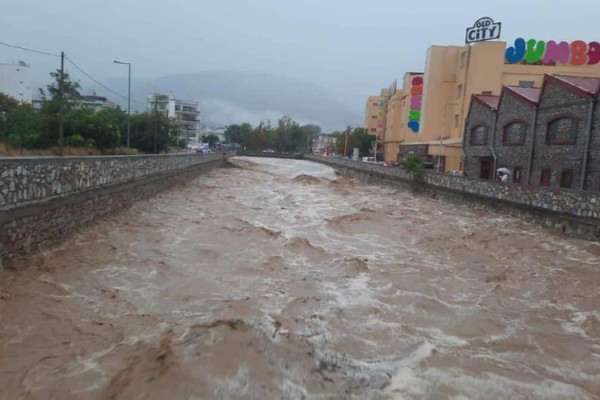 «Πνίγεται» ο Βόλος από την κακοκαιρία: Δρόμοι έχουν μετατραπεί σε ποτάμια - Μήνυμα από το 112, «περιορίστε τις μετακινήσεις» (videos-photos)