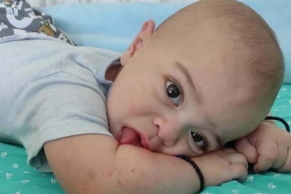 Γενναίος μαχητής: O μικρούλης Χρήστος Εφραίμ νίκησε τη μάχη με τον καρκίνο και σκόρπισε χαρά