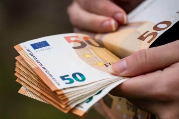 Έρχεται «αχνιστό» νέο επίδομα 600 ευρώ - Ποιοί οι δικαιούχοι και πως θα το αποκτήσετε;