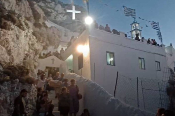Σε πιάνει δέος: Ο Εσπερινός του Σταυρού στο ομώνυμο εκκλησάκι στο Καντούνι (video)