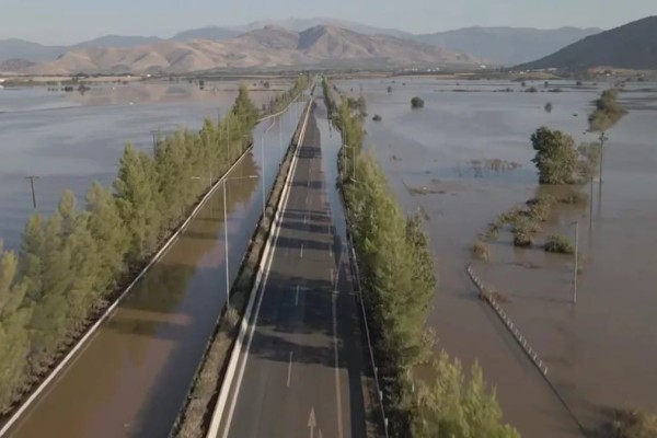 «Λίμνη» η Θεσσαλία, κομμένη στα δύο η Ελλάδα: Νέο συγκλονιστικό βίντεο από την πλημμυρισμένη Εθνική Οδό - Παραμένει απροσπέλαστη μετά τα Τέμπη