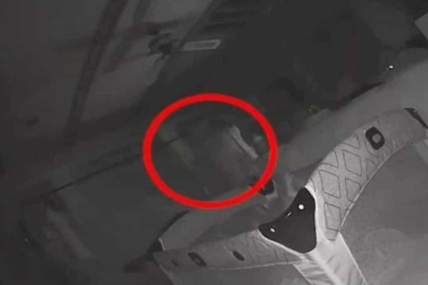 Βίντεο τρόμου από κρυφή κάμερα - 25χρονη μητέρα κατέγραψε «φάντασμα» να κάνει κάτι φρικιαστικό στο μωρό της