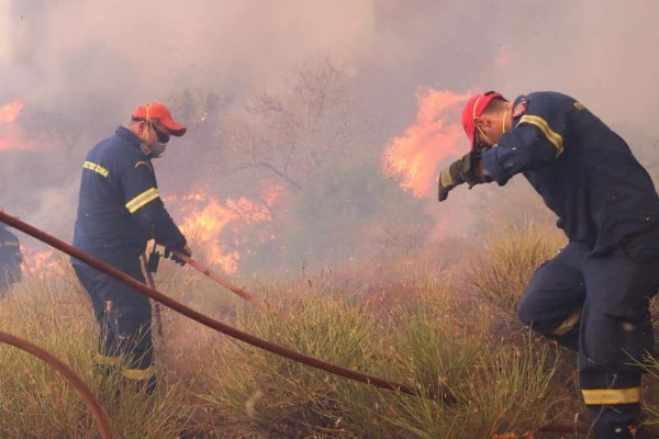 Φωτιά στον Έβρο: Εντόπισαν και απεγκλώβισαν 25 μετανάστες στο δάσος της Δαδιάς