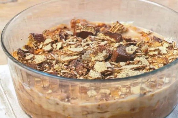 Σοκολατένιος «οίστρος»: Απολαυστική συνταγή για γλυκό ψυγείου με πραλίνα, γκοφρέτα και μπισκότα έτοιμο σε 5'