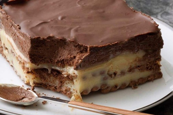 Σοκολατένιο «παραλήρημα»: Γλυκό ψυγείου με επικάλυψη σοκολάτας και γέμιση από καραμέλα και μπισκότα