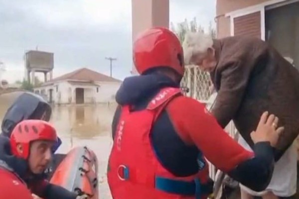 «Έχουμε 10 μωρά από 16 μηνών έως 3 ετών! Έχω τον μπαμπά μου με πνευμονοπάθεια δύο μέρες χωρίς οξυγόνο!» - Συγκλονίζουν οι μαρτυρίες εγκλωβισμένων κατοίκων της Καρδίτσας (Video)