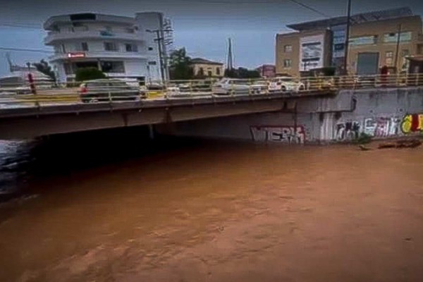 Κακοκαιρία Elias: Συγκλονιστικές εικόνες στην Εύβοια - Κάτοικοι ανέβηκαν σε ταράτσες