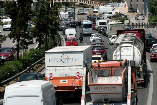 Στις φλόγες όχημα στην Αθηνών-Λαμίας - Κλειστή η δεξιά λωρίδα, κυκλοφοριακό «κομφούζιο» στην περιοχή (χάρτης)