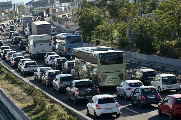 Στο «κόκκινο» οι δρόμοι της Αττικής: «Παρέλαση» οχημάτων σε Κηφισό, Αττική Οδό και Κηφισίας (χάρτης)