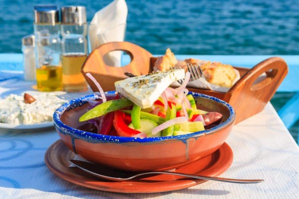 Φαγητό που σου μένει χαραγμένο: Με 250 ευρώ περνάς 4 υπέροχες μέρες στο πιο όμορφο, κοσμοπολίτικο και φτηνό ελληνικό νησί