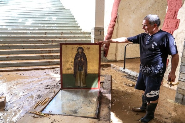 Η Φωτογραφία της Ημέρας: Το εκκλησάκι της Αγίας Παρασκευής στα Τέμπη «πνιγμένο» στη λάσπη