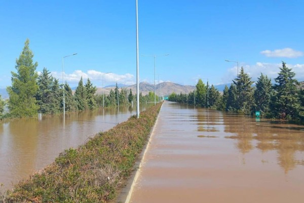 Αδιανόητες εικόνες: Αδιάβατη λίμνη για χιλιόμετρα η Eθνική Oδός μετά τα Τέμπη - Κομμένη στα δύο η χώρα (video)