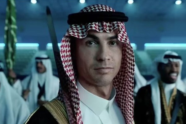 Φόρεσαν… κελεμπία και μαντήλα στον Ρονάλντο στη Σαουδική Αραβία (video)