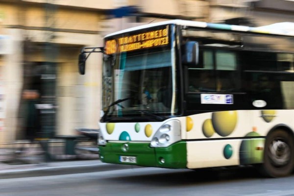 Στάσεις εργασίας τα λεωφορεία την Πέμπτη (21/9) - Ποιες ώρες τραβούν χειρόφρενο 