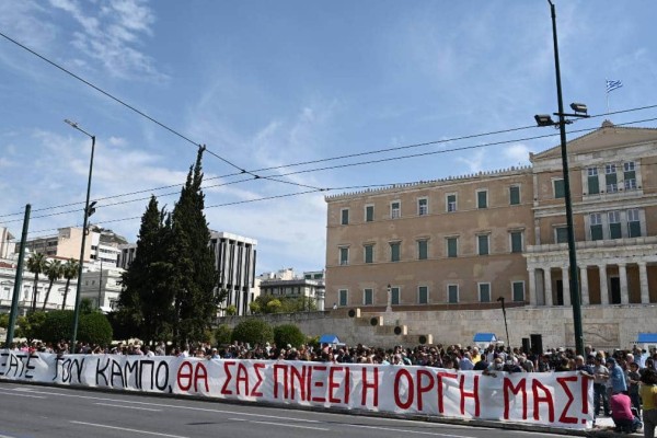 Εξαγριωμένοι συγγενείς πλημμυροπαθών κατέβηκαν στο Σύνταγμα: «Πνίξατε τον κάμπο, θα σας πνίξει η οργή μας» (photos)