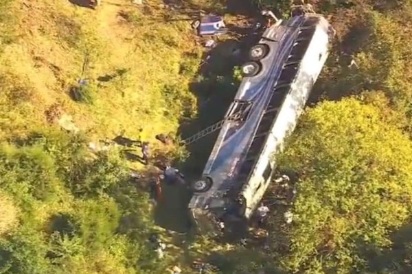 Σοκαριστικό δυστύχημα - Ανατράπηκε λεωφορείο με σχολικό μουσικό συγκρότημα