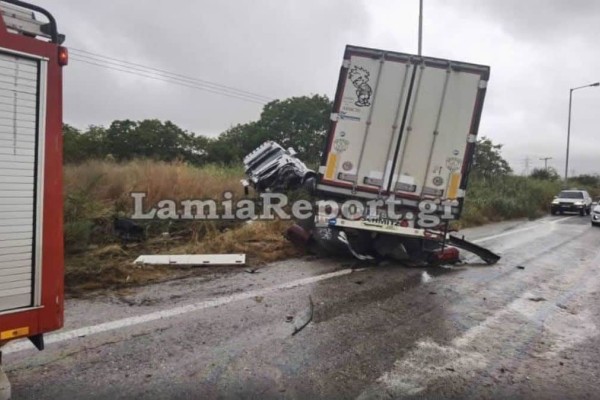 Τραγωδία στην Λαμία: Νταλίκα παρέσυρε δύο αυτοκίνητα – Μία νεκρή και μία σοβαρά τραυματίας (video)