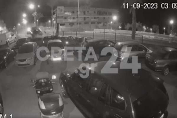 «Κινηματογραφικό» τροχαίο στο Ηράκλειο: Η στιγμή που ΙΧ εκτροχιάζεται και «καρφώνεται» σε μάντρα αυτοκινήτων (video)