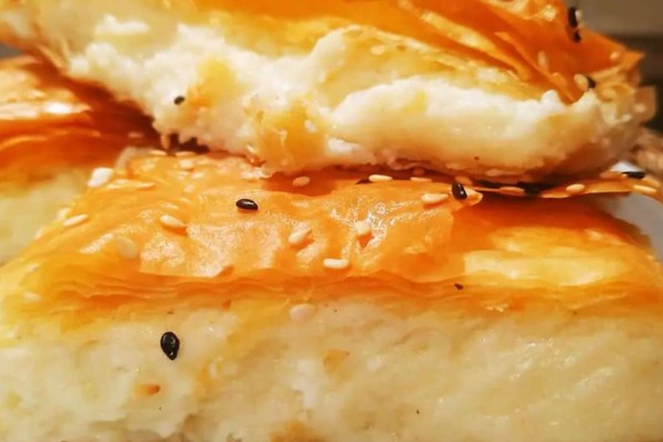 Κρεμώδης τυρόπιτα με χρυσαφένιο φύλλο: Το μυστικό με τα 2 τυριά στην γέμιση που κάνει την διαφορά στην γεύση