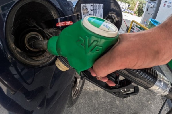 «Φωτιά» η βενζίνη σε όλη την Ελλάδα – Πού άγγιξε τα 2,3 ευρώ η αμόλυβδη