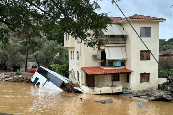 Σοκαριστική εικόνα στο Πήλιο: Κατοικία «στηρίζεται» πάνω σε λεωφορείο που παρασύρθηκε από τα ορμητικά νερά (φωτο)