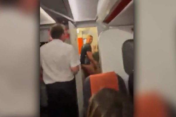 Ασυγκράτητοι σε πτήση της EasyJet: Ζευγάρι έγινε τσακωτό να κάνει... έρωτα μέσα σε τουαλέτα αεροπλάνου!