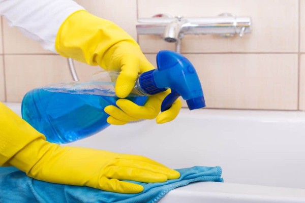 Καθάρισμα μπανιέρας: Τα μυστικά για άψογο αποτέλεσμα ανάλογα με τον τύπο κατασκευής της