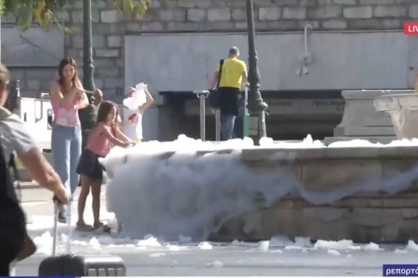Απίστευτο: Γέμισε ξανά αφρούς το σιντριβάνι στην Πλατεία Συντάγματος