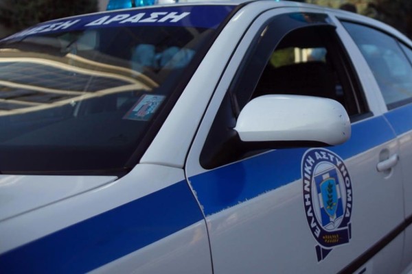 Απλά Ελληνικά - Ξέφυγε από αστυνομικούς και απέδρασε με τις χειροπέδες