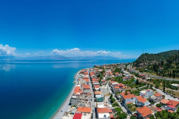 Ιδανικό χειμώνα-καλοκαίρι: Το ξακουστό ελληνικό χωριό όπου κάθε σπίτι έχει τη δική του παραλία - Μαγεύει το μάτι και την ψυχή!