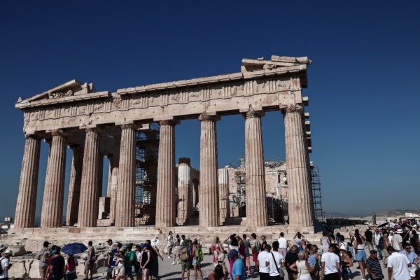 «Η Ελλάδα κατέγραψε τη μεγαλύτερη μείωση χρέους στην Ευρωζώνη από το 2019»: Τσέχος οικονομολόγος πλέκει το εγκώμιο στη χώρα μας