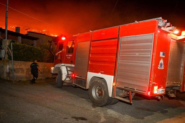 Φωτιά στο Μαραθώνα: Δύσκολη νύχτα με τις φλόγες να φουντώνουν - Σταμάτησαν να πετούν τα πυροσβεστικά