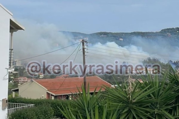 Φωτιά ξέσπασε στην Κέρκυρα: Μήνυμα 112 για εκκένωση προς το λιμάνι! - Πνέουν ισχυροί άνεμοι (video)