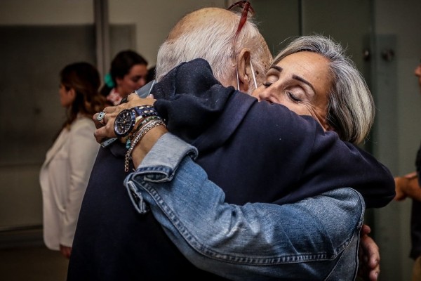Η Φωτογραφία της Ημέρας: Ανακούφιση στο «Ελ. Βενιζέλος» - Έλληνες πολίτες επιστρέφουν ασφαλείς από το Ισραήλ