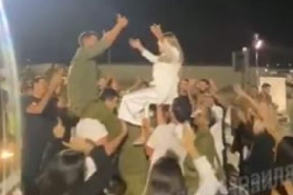 Η ζωή δε σταματά: Γάμος εν μέσω πολέμου στο Ισραήλ - Το πάρτι έγινε σε στρατιωτική βάση (video)