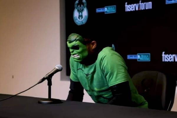 NBA: Ντυμένος Hulk πήγε ο Γιάννης Αντετοκούνμπο στη συνέντευξη Τύπου αφότου διέλυσε τους Χιτ - «Μην φοβάστε...» (video)