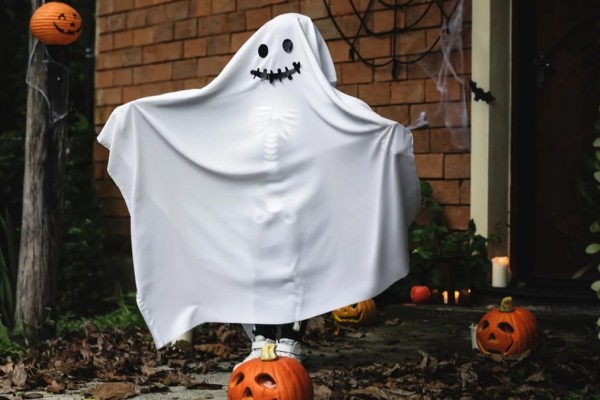«Φάρσα ή κέρασμα;»: Τι σημαίνει η λέξη Halloween - Το έθιμο που τα παιδιά ντύνονται τέρατα και οι χώροι γεμίζουν κολοκύθες