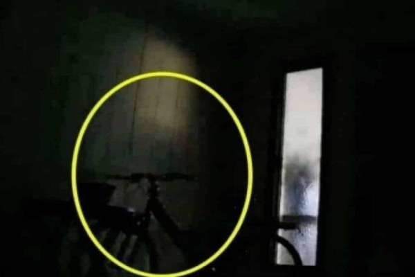Κάμερα ασφαλείας καταγράφει μια σκιά - Αυτό που συμβαίνει λίγο μετά είναι σοκαριστικό (Video)
