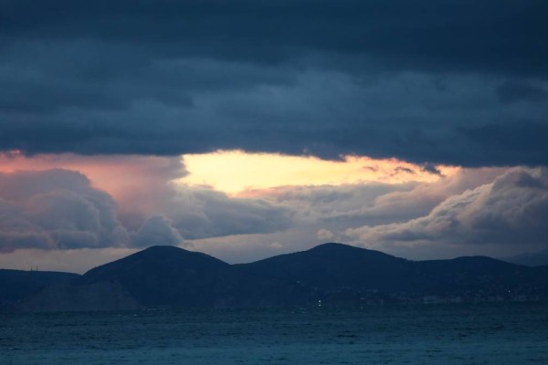 Καιρός σήμερα 5/10: Ήλιος με «δόντια» - Τοπικές βροχές και άνοδος της θερμοκρασίας