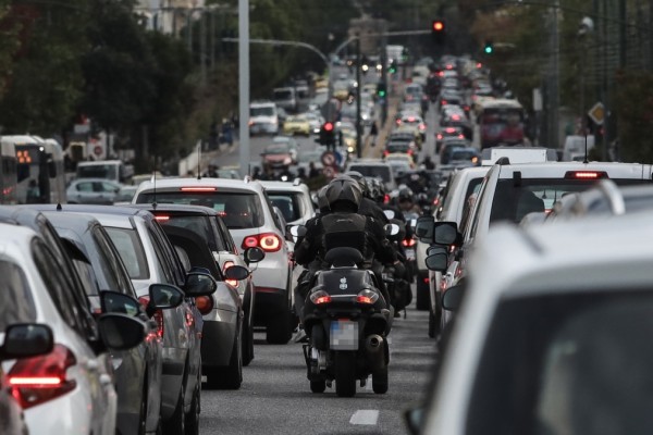 Για «γερά» νεύρα Κηφισός και Αττική Οδός: Απάλευτη η κίνηση στους δρόμους λόγω τροχαίων (χάρτης)