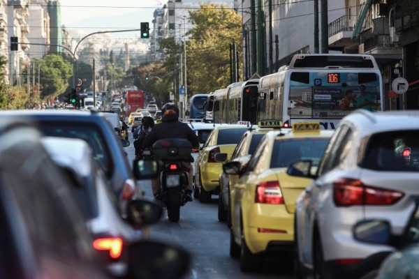 Έρχεται νέος ΚΟΚ: Μείωση προστίμων και νέο όριο ταχύτητας στις πόλεις - Πολύ επικινδυνότεροι οι άνδρες οδηγοί (video)
