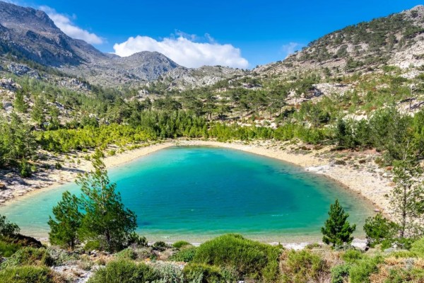 Ορεινό: Το μαγευτικό χωριό της Κρήτης δίπλα στη λίμνη «Σκάφη» που καθηλώνει τους ταξιδιώτες