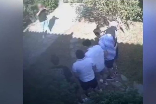 Έγκλημα στη Λούτσα: «Μίλησε» φωτογραφία-ντοκουμέντο των έξι πριν την εκτέλεσή τους - Τα ρούχα που «έκαψαν» τον 32χρονο (video)
