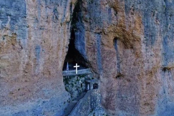 Τα Μετέωρα της Πελοποννήσου: Εκεί «κρύβεται» η Παναγία του Bράχου μέσα σε μια σχισμή - Πώς χτίστηκε (Video)