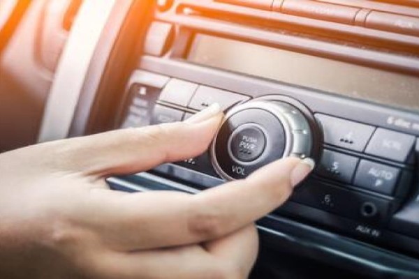 «Τσουχτερό» πρόστιμο για τους οδηγούς: Πώς η μουσική στο αυτοκίνητο φέρνει μέχρι και αφαίρεση διπλώματος