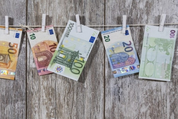 «Μπόνους» 300 ευρώ: Εντός λίγων ωρών στους λογαριασμούς - Οι δικαιούχοι