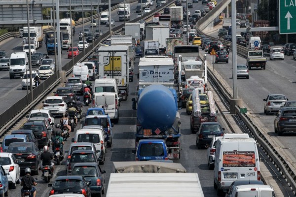 Μποτιλιάρισμα χιλιομέτρων: Καραμπόλα επτά αυτοκινήτων στον Κηφισό - «Μπλακ άουτ» στο σημείο για τους οδηγούς