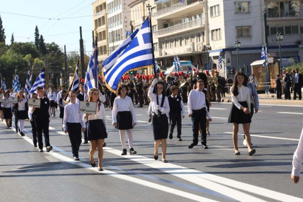 Κοσμοσυρροή στη μαθητική παρέλαση στην Αθήνα  για την επέτειο της 28ης Οκτωβρίου - Δείτε την live